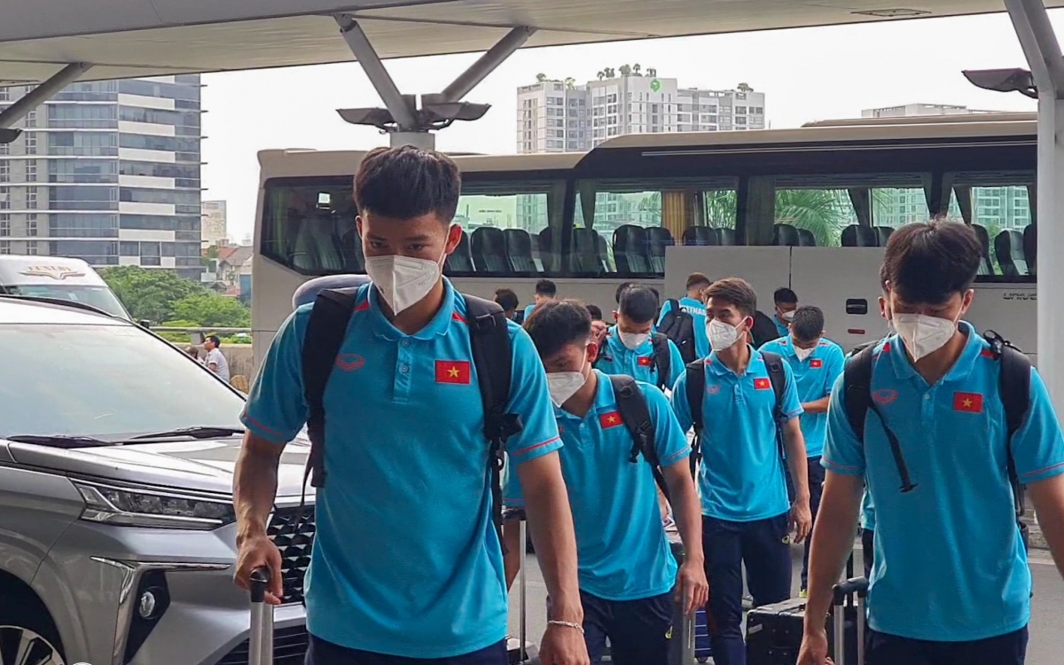 Vietnam football team departs for 32nd SEA Games in Cambodia