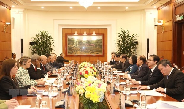 Vietnamese, Cuban Party officials hold talks