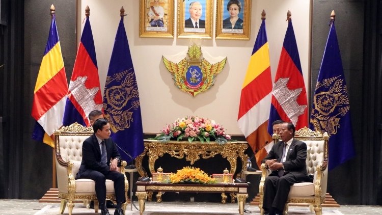 Deputy PM Quang greets Cambodian Deputy PM and Defence Minister