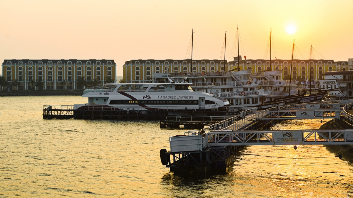 Experiencing luxury five-star cruise in Ha Long Bay