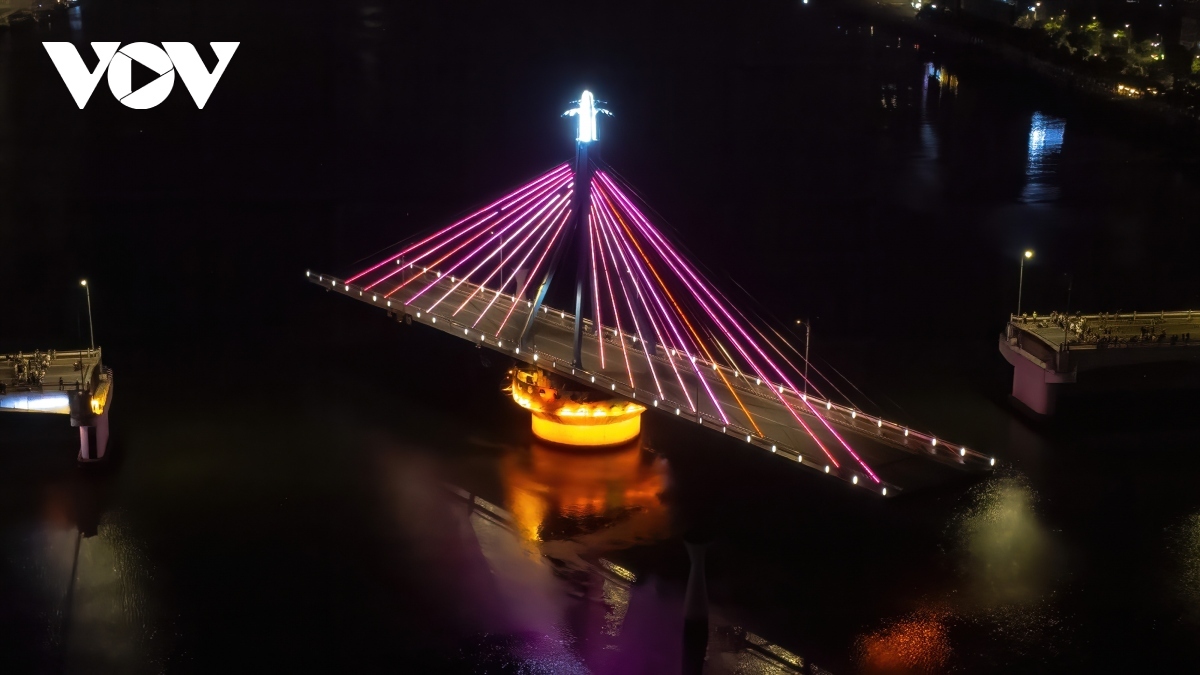 Sparkling Han River Bridge rotates at night