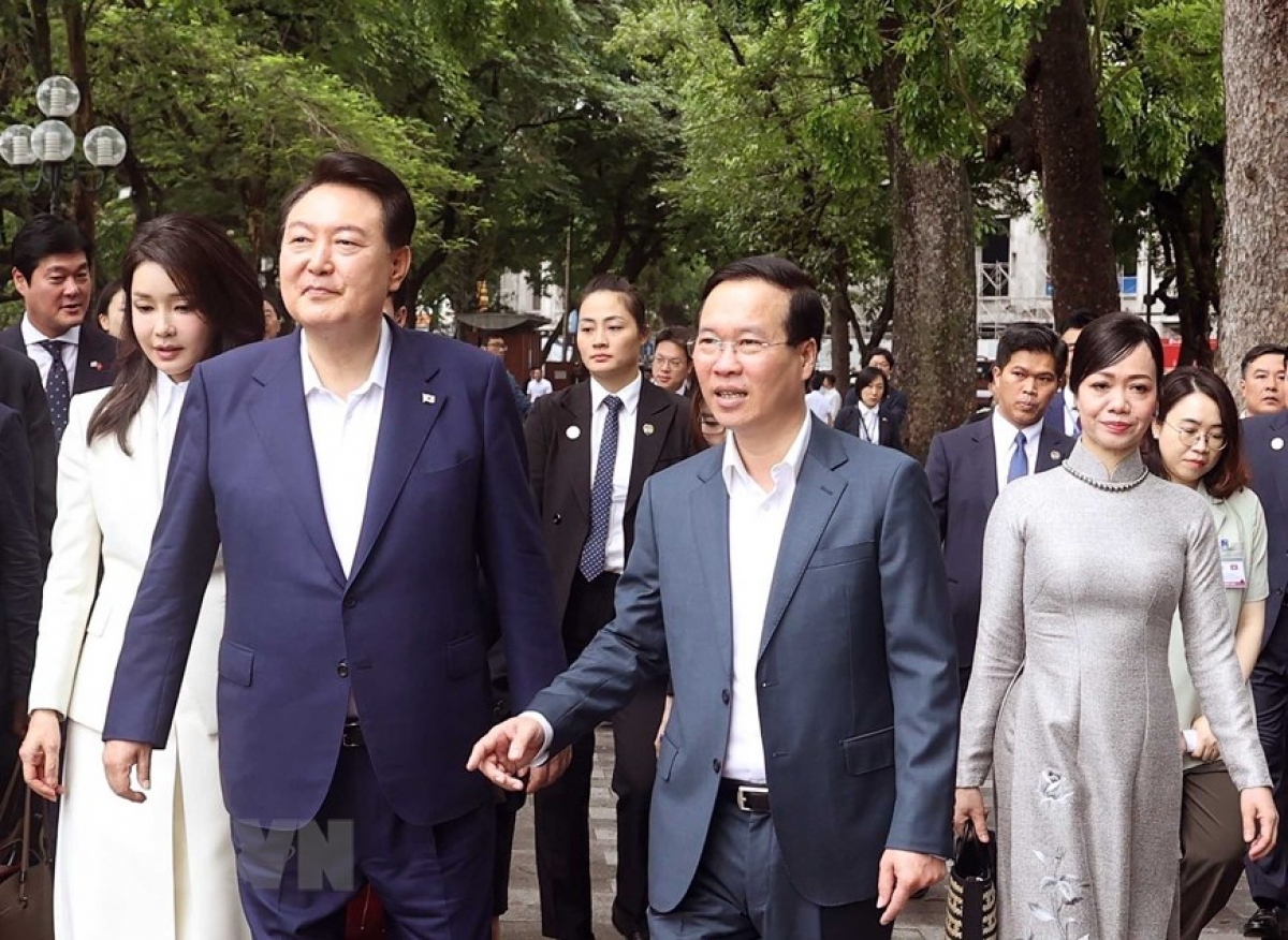 Vietnam and RoK Presidents stroll around Hoan Kiem Lake