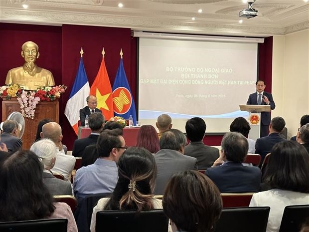 FM Son applauds contributions by Vietnamese community in France