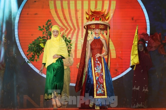 ASEAN costumes introduced at southern fruit festival