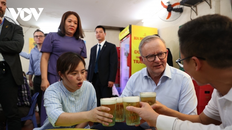 Australian PM samples bia hoi on first day in Hanoi