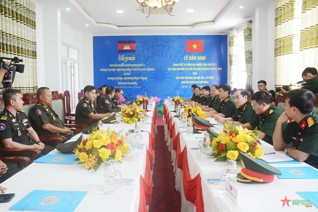 Vietnam presents petroleum laboratory equipment to Cambodia army