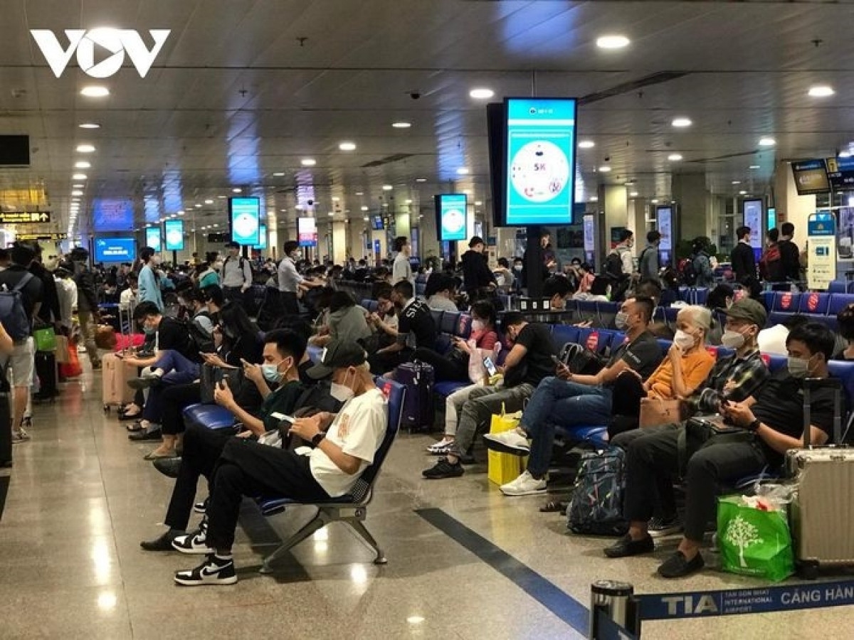 Passengers passing through Noi Bai International Airport surge