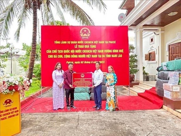 NA Chairman's gifts presented to Vietnamese in four southern provinces of Laos