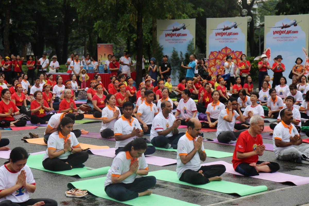 Over 1,000 perform yoga in Hanoi on international festive day