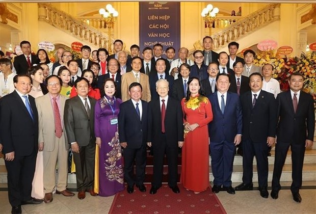 Party chief praises 75-year achievements of Vietnamese artists