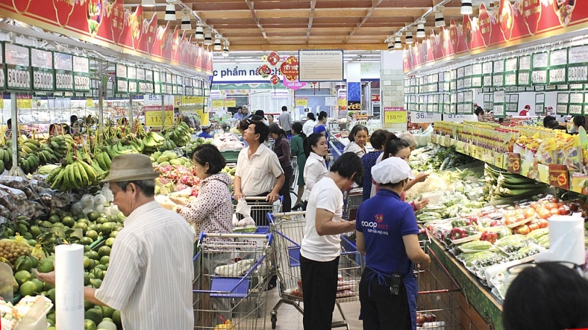 Goods retail sales and service revenue rise by almost 11% in H1