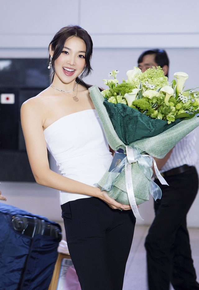 Miss Earth 2022 arrives in HCM City for 2023 contest