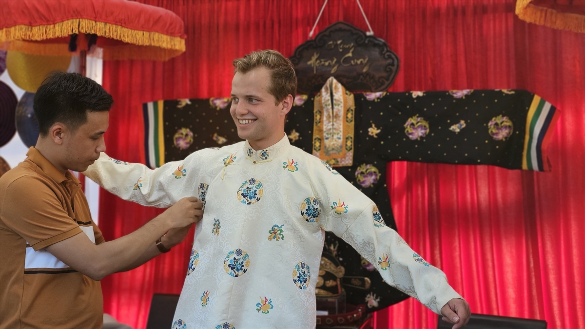 Foreigners enjoy trying on traditional Vietnamese Ao Dai in Hue