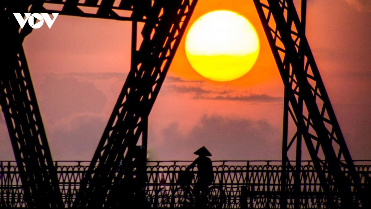 Top spot to catch sunset over century-old Long Bien Bridge