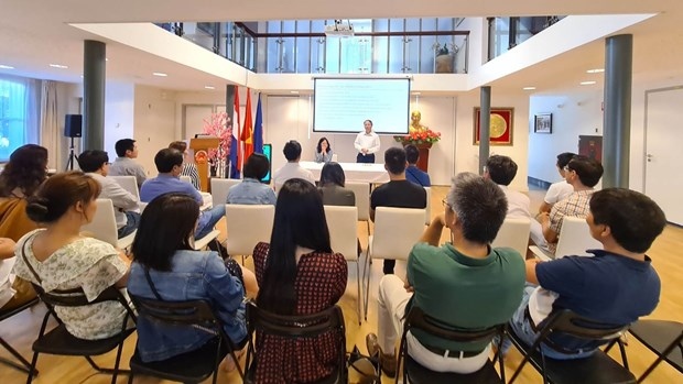 Vietnamese intellectuals in Netherlands discuss IT, climate change issues