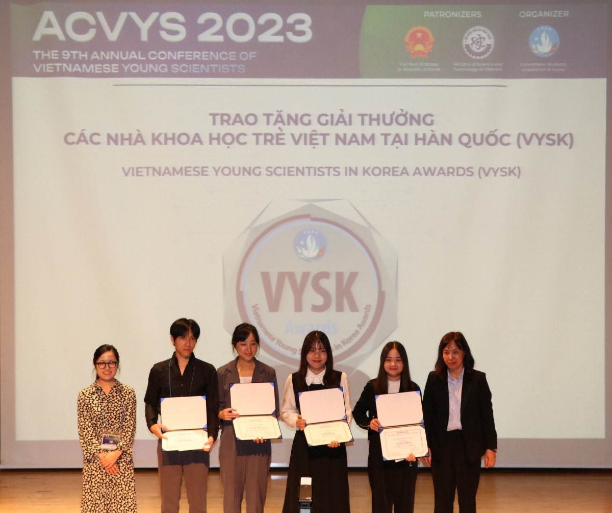 Young Vietnamese scientists in RoK honoured for outstanding research