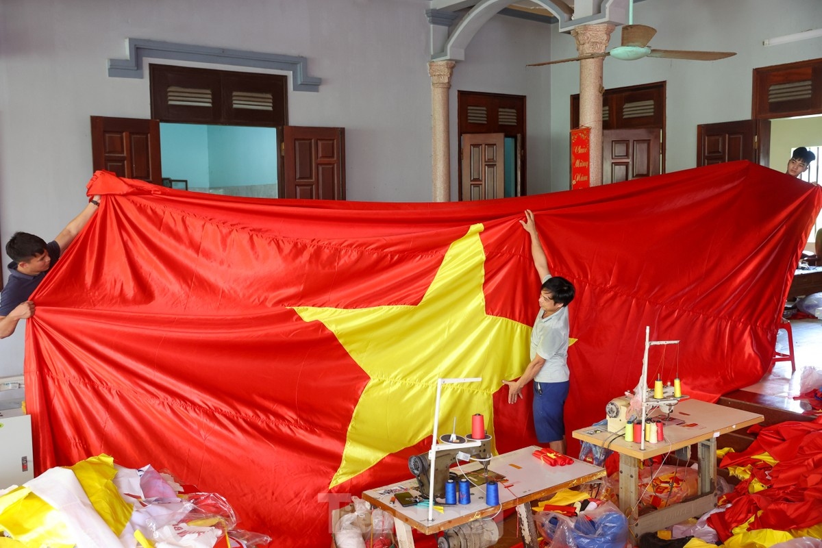 Flag making village in Hanoi busy ahead of National Day celebrations