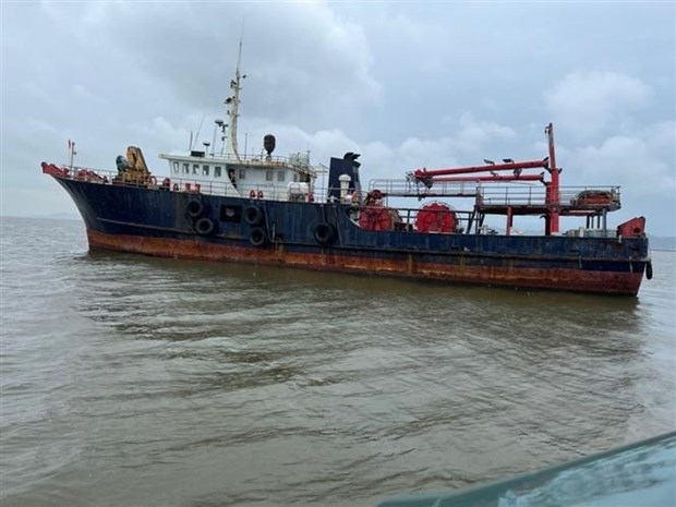 Hai Phong saves seven sailors on aground Hong Kong vessel