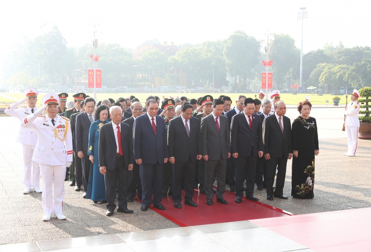 Party and State leaders pay tribute to late President Ho Chi Minh