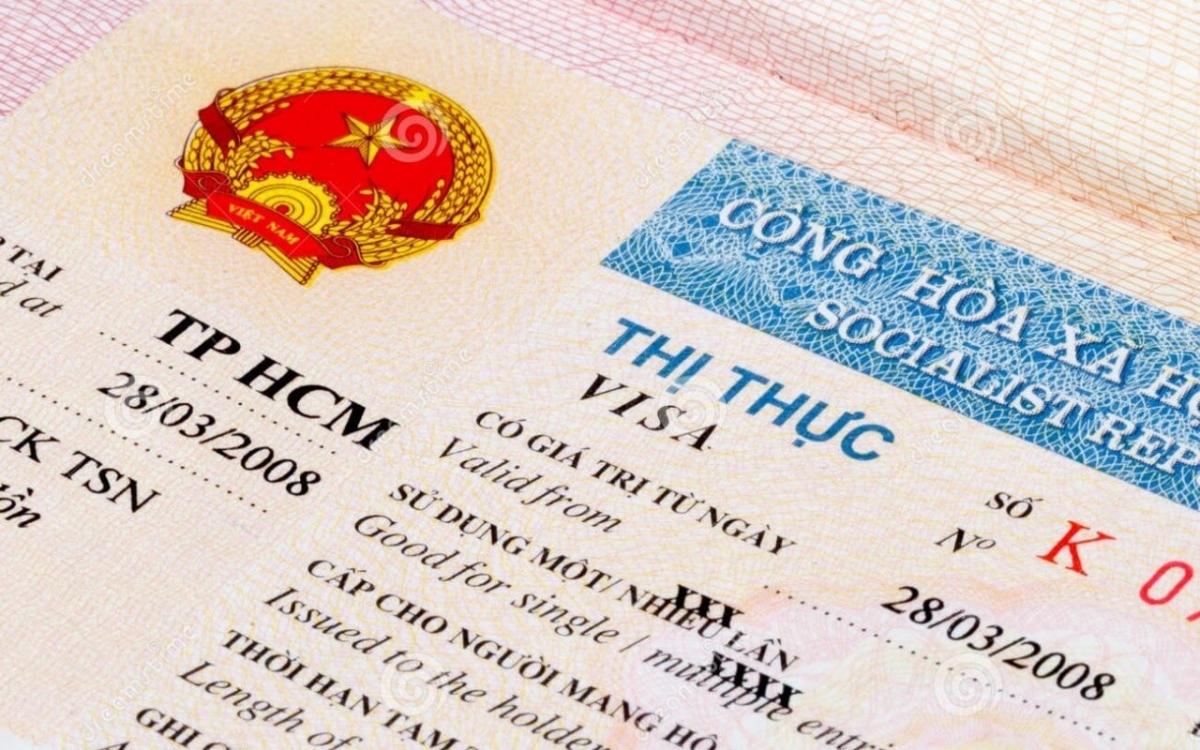 Which border gates permit foreign citizens to enter Vietnam by e-visa?