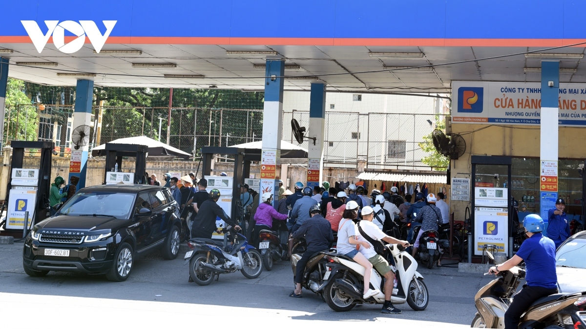 Petrol prices soar to nearly VND24,000 per litre