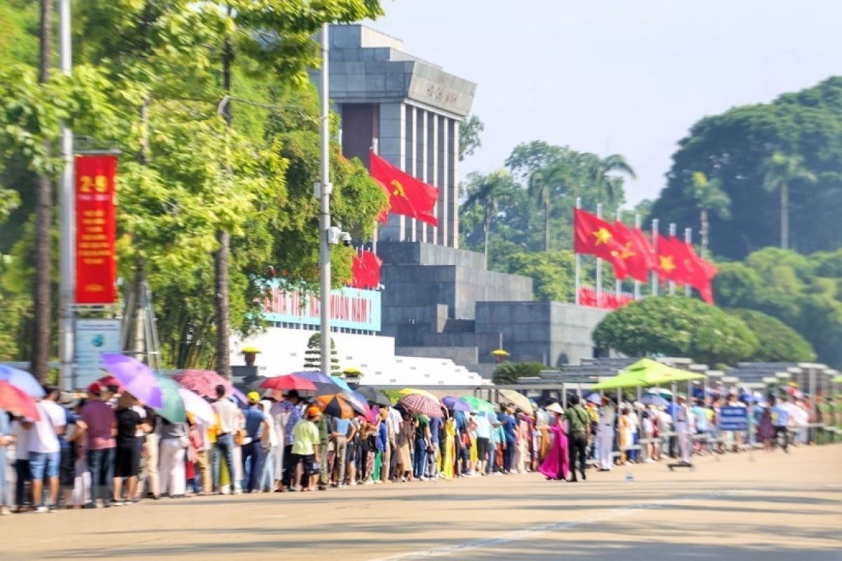 Thousands visit Ho Chi Minh Mausoleum on National Day