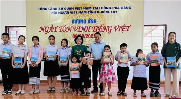 Oversea Vietnamese in Laos respond to Day for Honouring Vietnamese Language