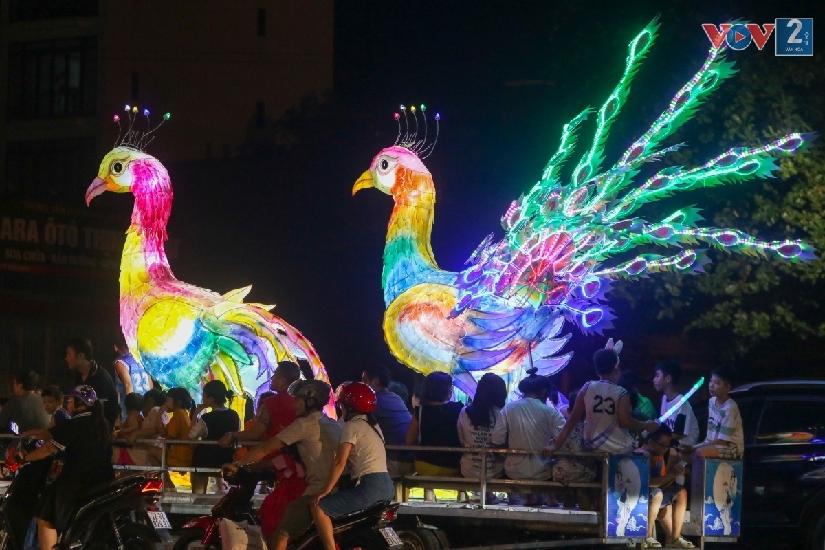 Tuyen Quang lit up with giant colourful lanterns ahead of Mid-Autumn Festival