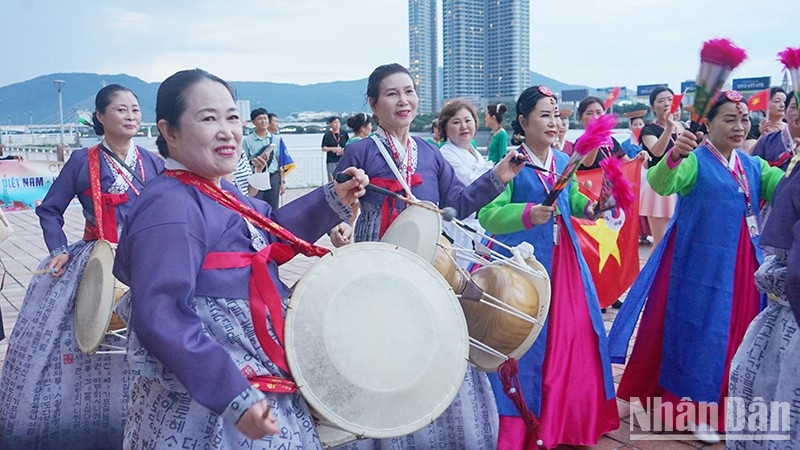Korean artists performing musical instruments enthrall locals in Da Nang