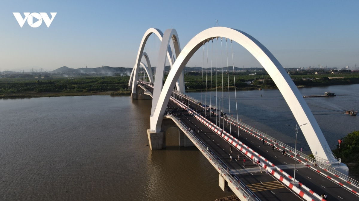 Nation opens highest steel arch bridge to traffic