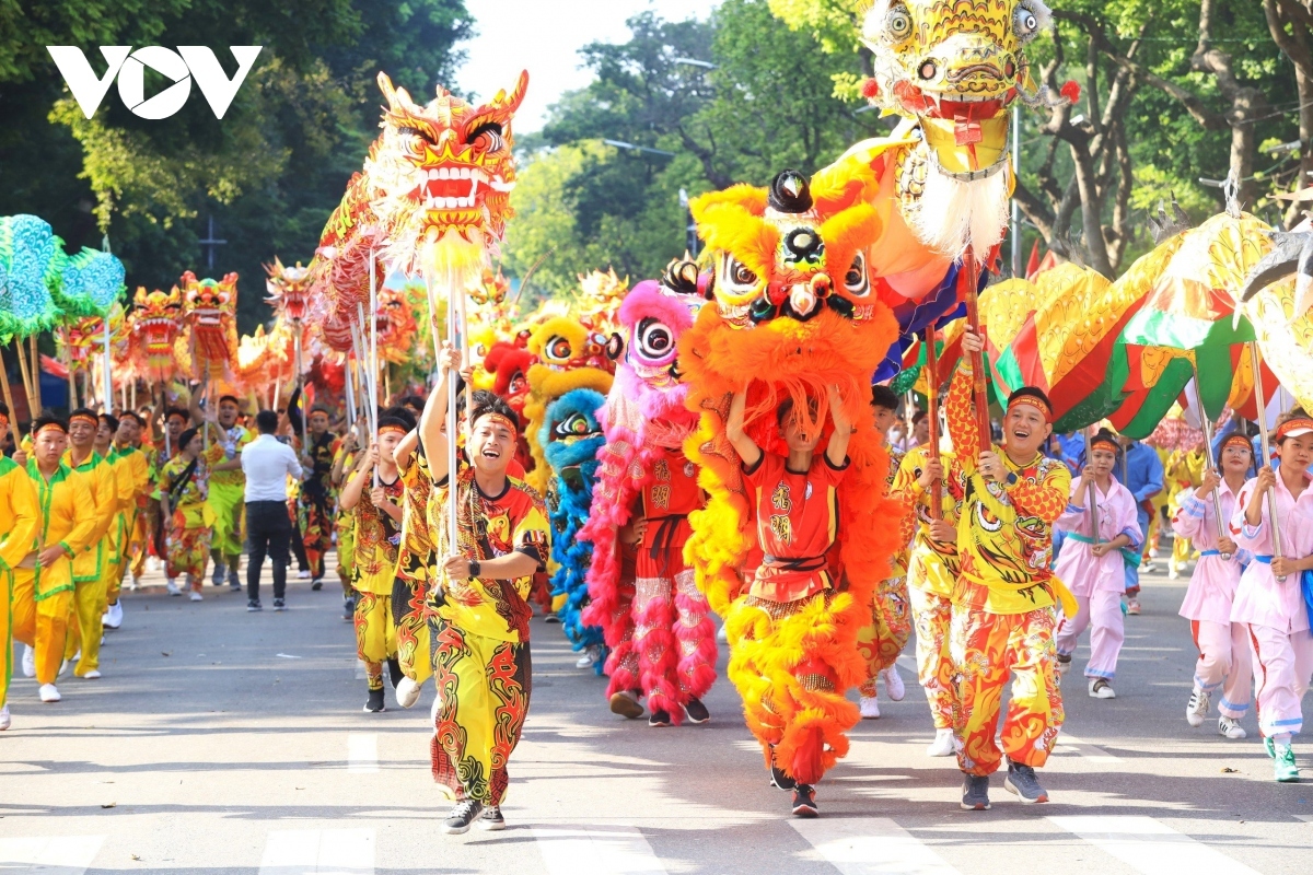 Autumn carnival excites crowds in Hanoi