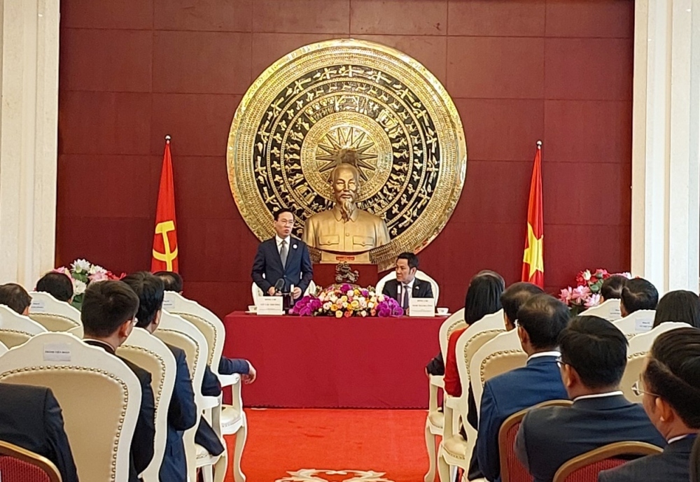 President meets staff of Vietnamese representative agencies in Beijing
