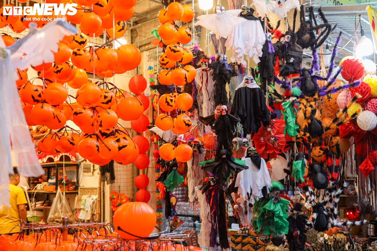 Toys flood Hang Ma street in buildup to Halloween season