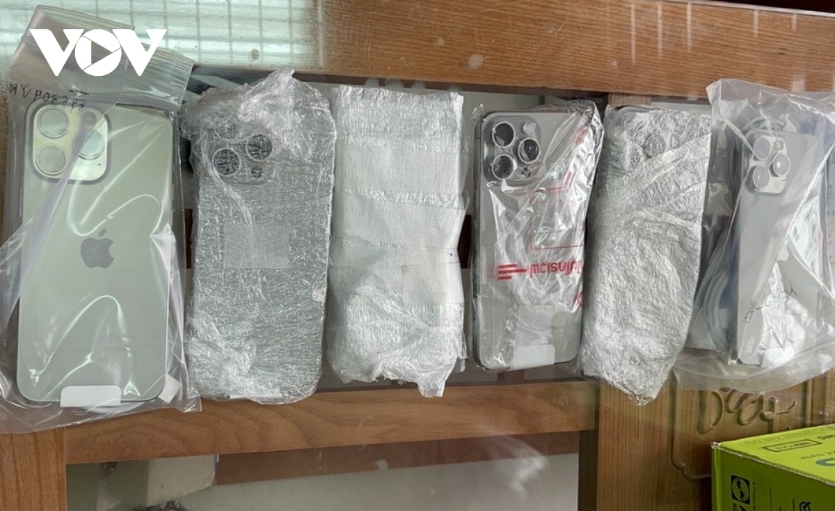 20 iPhones 15 smuggled from Thailand seized at Da Nang airport