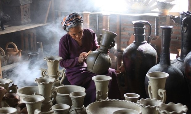 Efforts made to uphold, promote Cham people’s pottery making