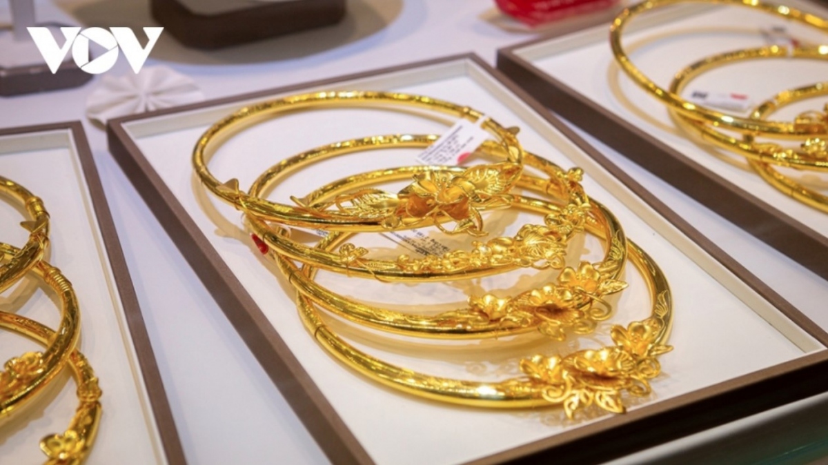 Domestic gold prices soar to reach nearly VND76 million per tael