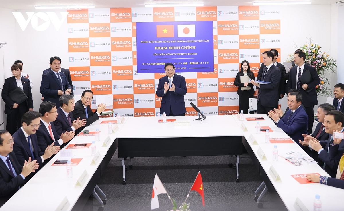 Vietnamese PM calls at Shibata Gousei Company in Japan