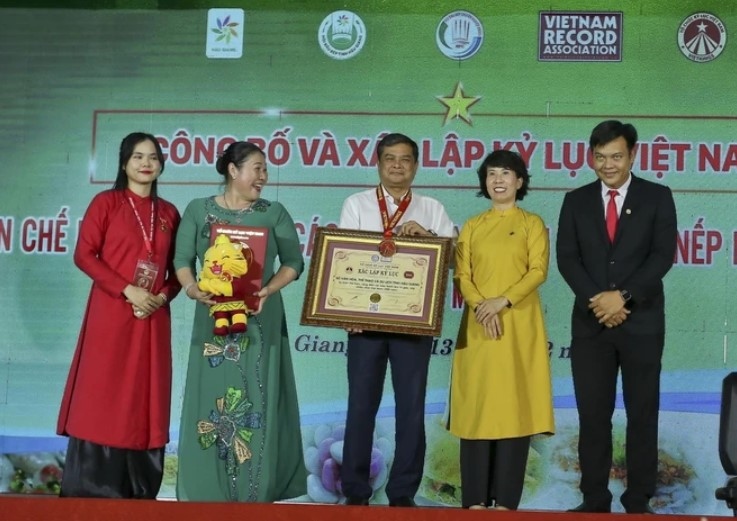200 cakes made from rice and sticky rice set Vietnamese record