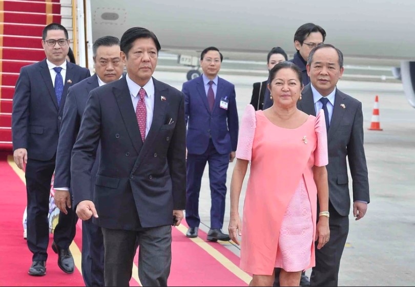 Philippine President starts state visit to Vietnam