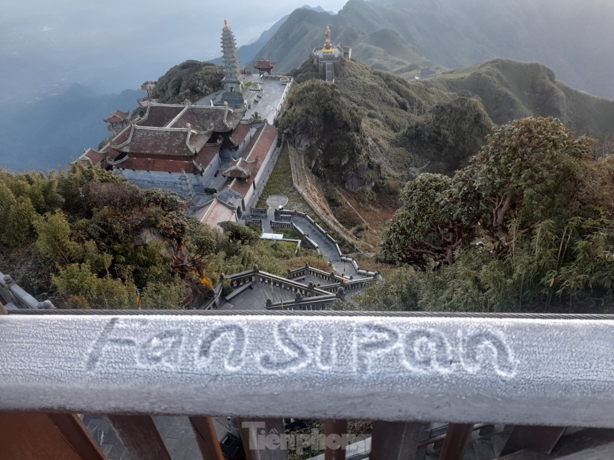 Hoar frost covers Fansipan peak as new cold spell hits northern region