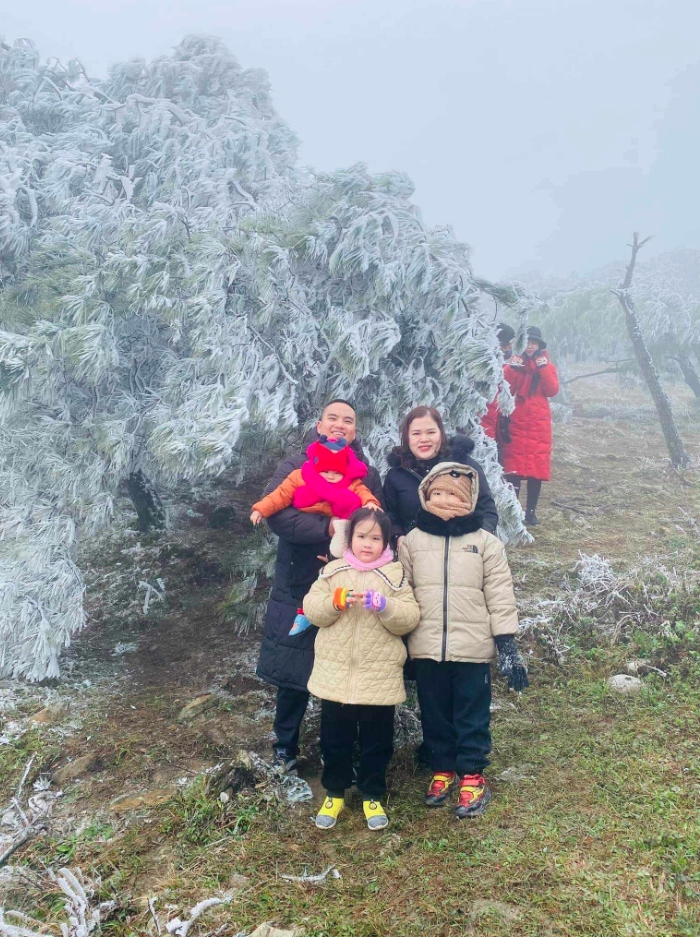 Tourists flock to see frost on Mau Son peak