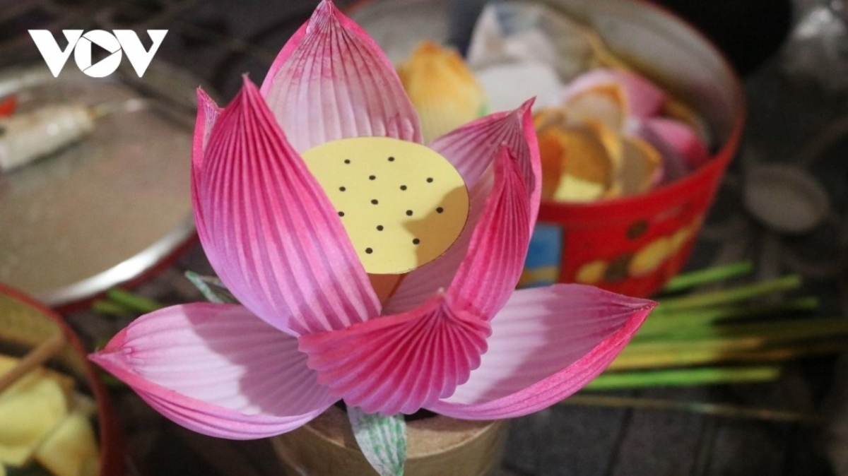 300-year-old Thanh Tien paper flower making village busy ahead of Tet