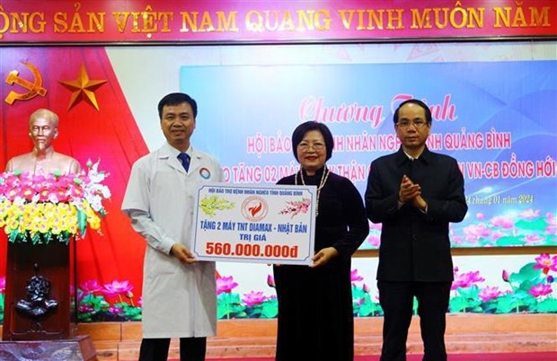 Two hemodialysis machines donated to Vietnam-Cuba friendship hospital