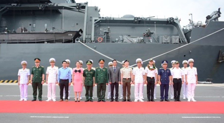 Singaporean naval ship visits Khanh Hoa province