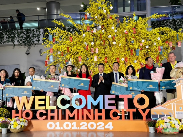 Vietnam Airlines carries year's first visitors