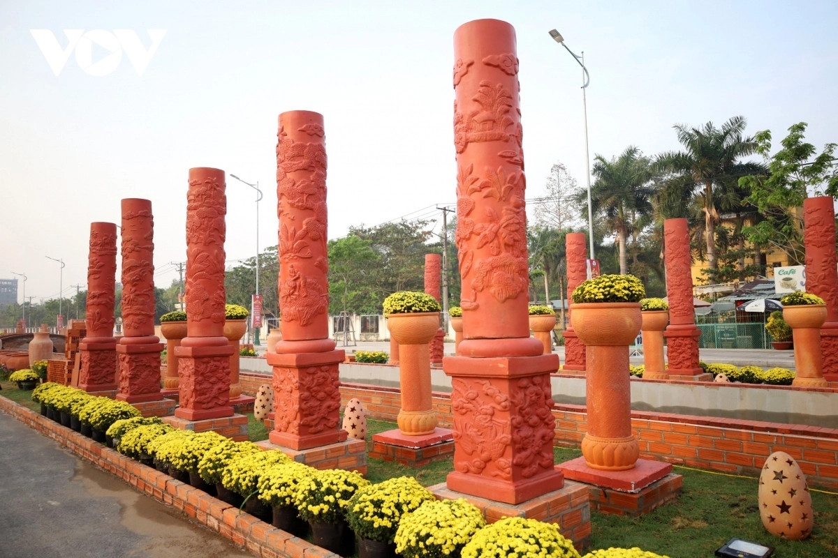 Let’s discover the longest flower-ceramic road in Vietnam