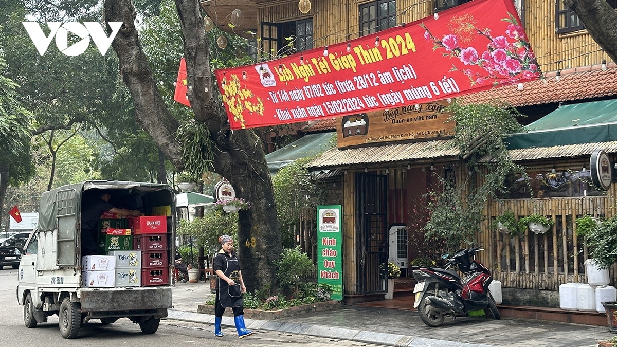 Many shops and restaurants close for Tet