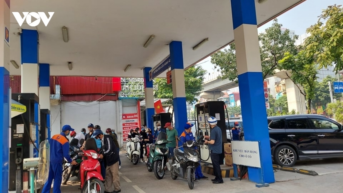 Petrol prices increase sharply to nearly VND24,000 per litre