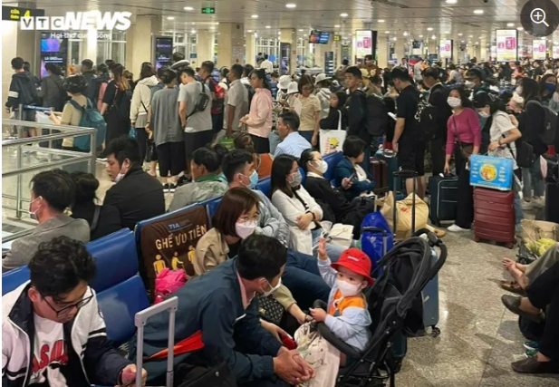 Vietnam’s largest airport overloaded with people returning home for Tet holiday