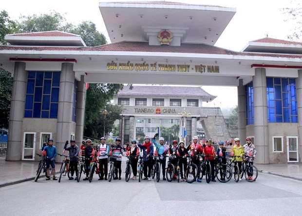 Bicycle tour connects Vietnamese, Chinese provinces